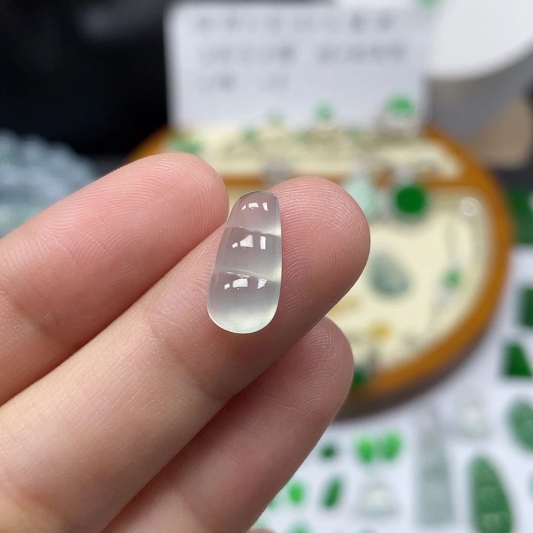 翡翠未镶嵌颈饰福豆