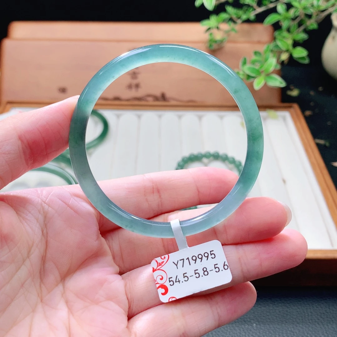 翡翠未镶嵌手镯（圆镯）
