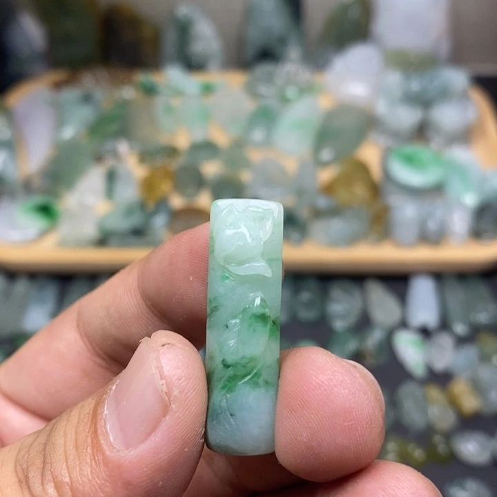 翡翠未镶嵌颈饰荷叶鱼