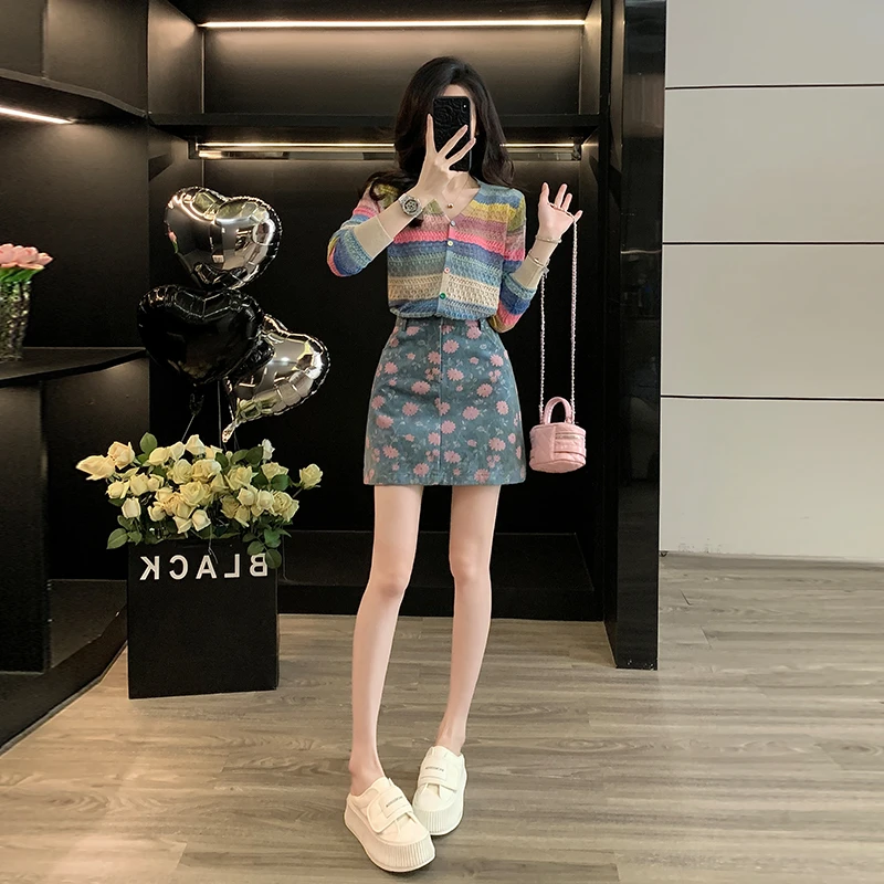 时尚休闲套装女春秋季2025新款宽松减龄彩虹条纹针织衫碎花牛仔裙