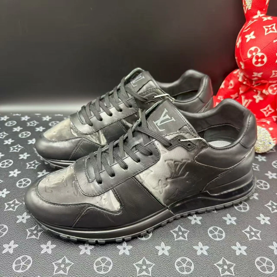 95新 LouisVuitton/路易威登 黑镭射老花运动鞋41欧码 lz112