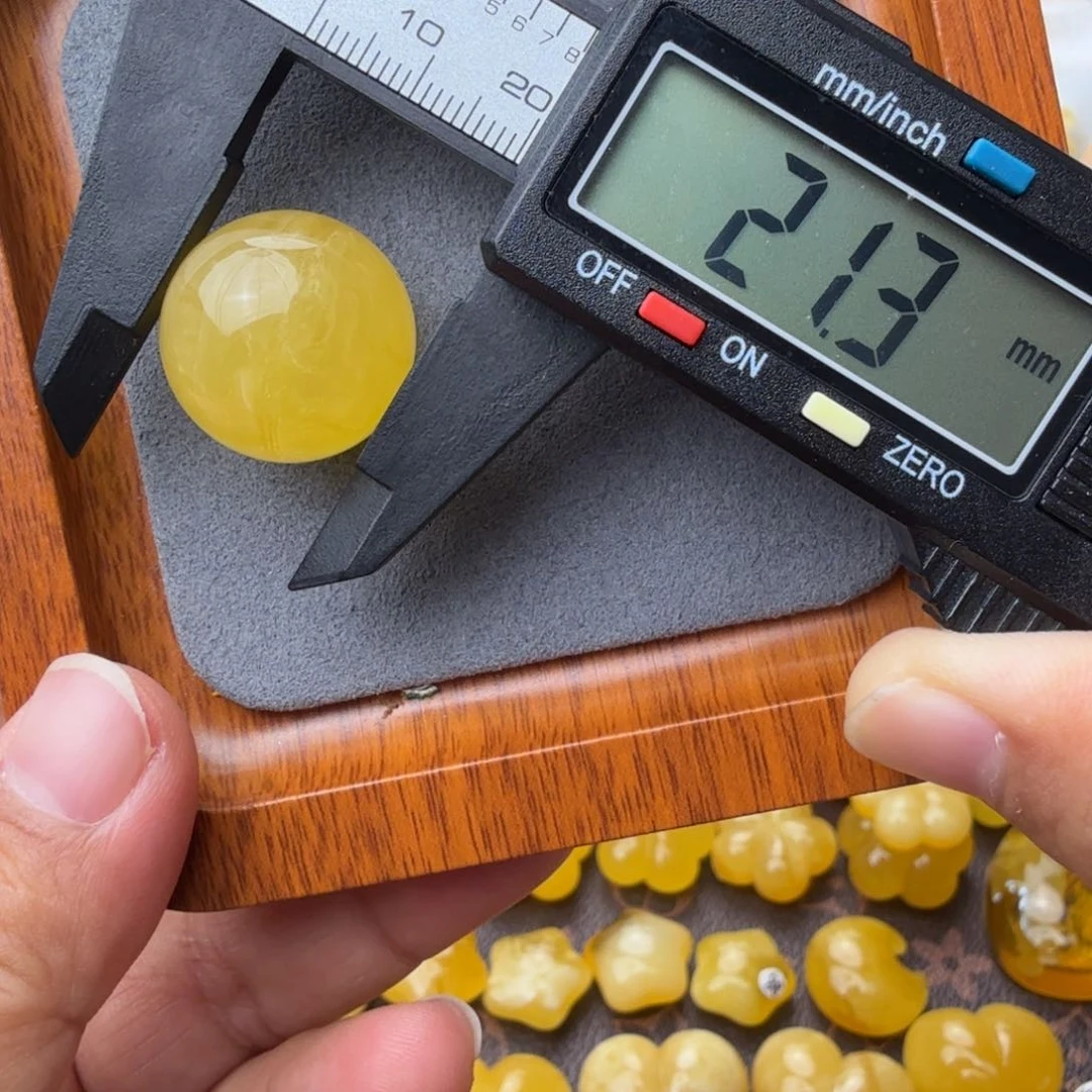 未镶嵌琥珀裸石5.4克