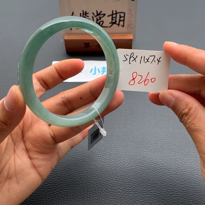 翡翠手镯未镶嵌翡翠手镯