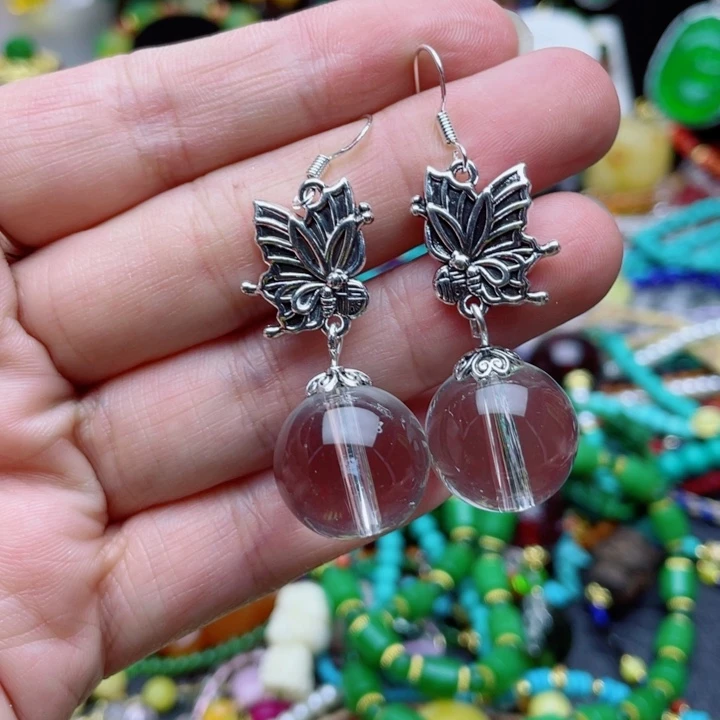 树脂制品85号白色耳坠