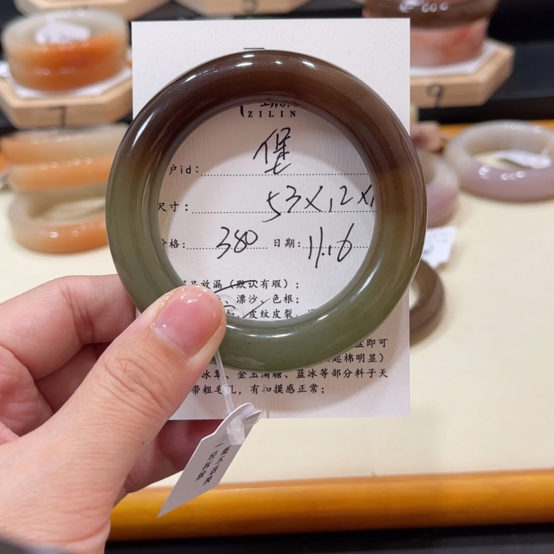 未镶嵌手镯石英质玉堡*