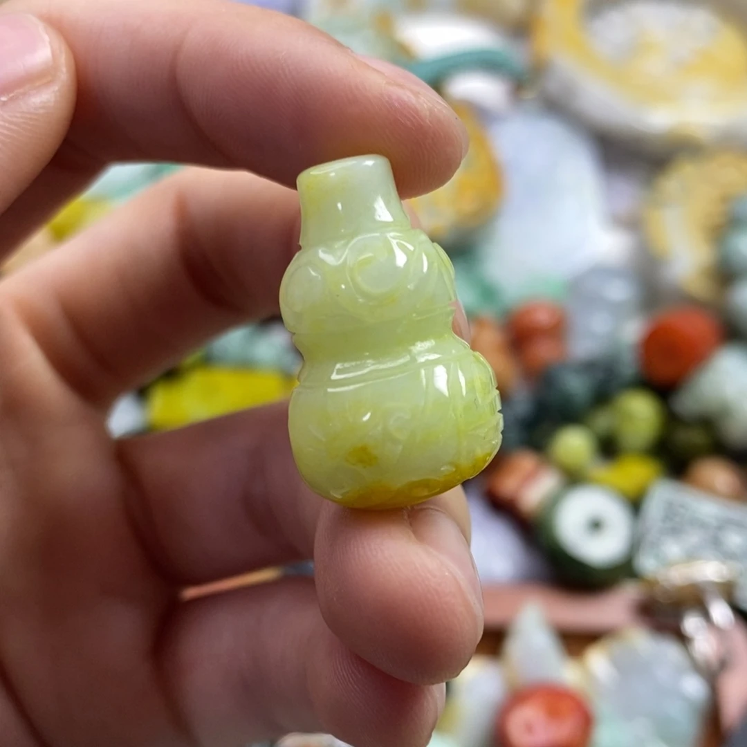 翡翠未镶嵌颈饰想***?