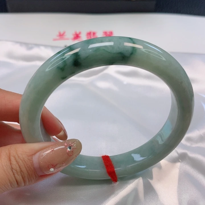 翡翠手镯未镶嵌60圈