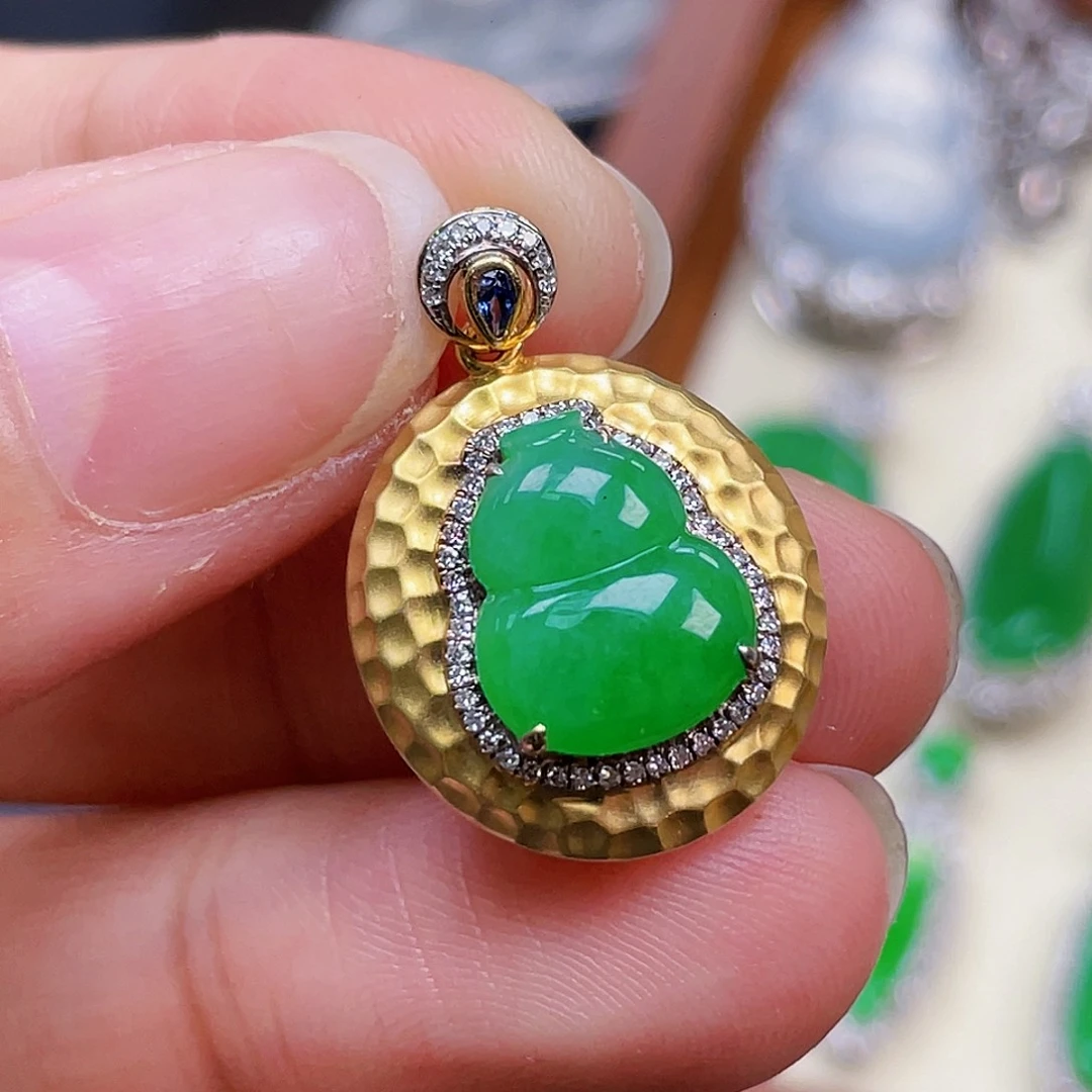 翡翠18K金镶嵌颈饰绿葫芦