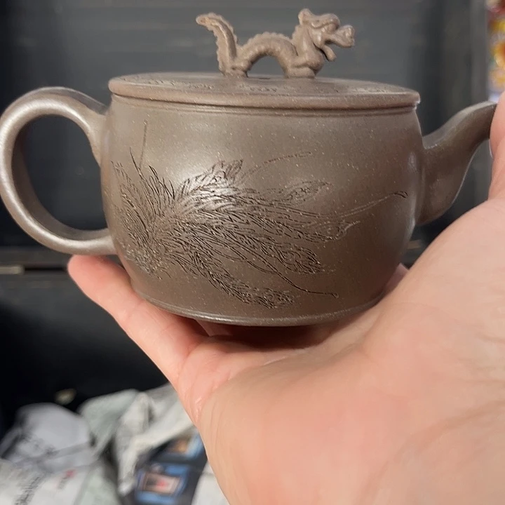 茶壶紫泥原矿泥料手工制作的一把紫砂壶。