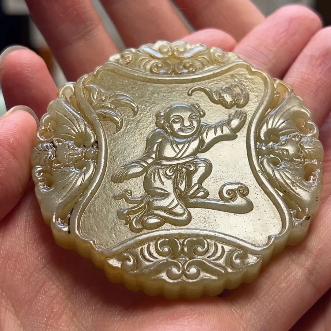 艾***票和田玉未镶嵌挂件