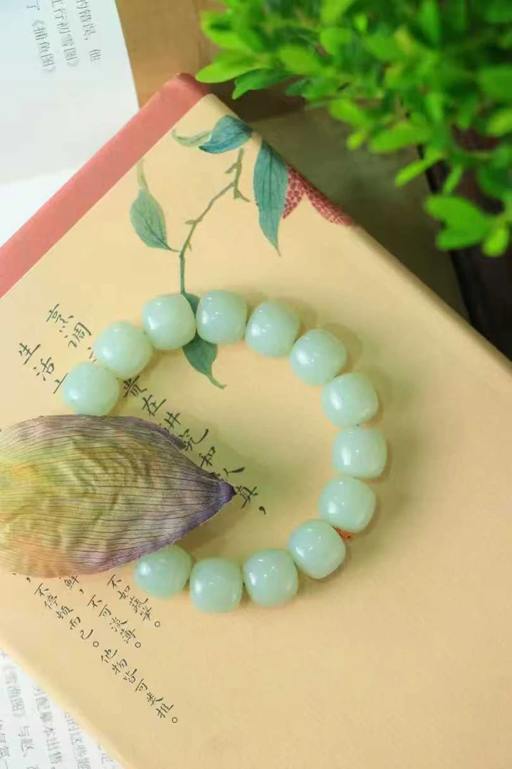 新疆天然和田玉山料玉质温润细腻整串打磨圆润单圈老型绿色百搭