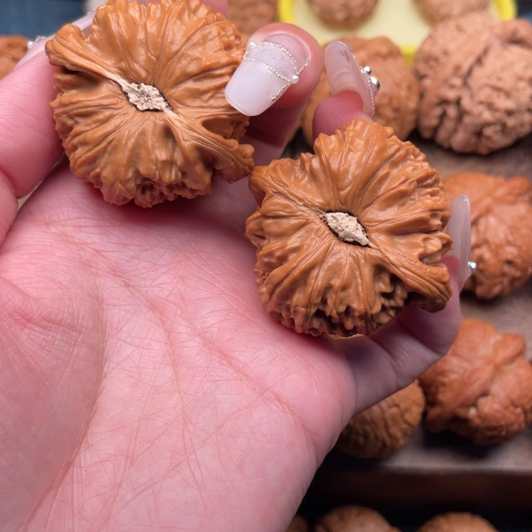 文玩核桃吊坠全品卡姿兰底白狮子44