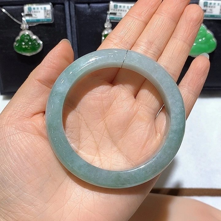 翡翠手镯未镶嵌翡翠手镯