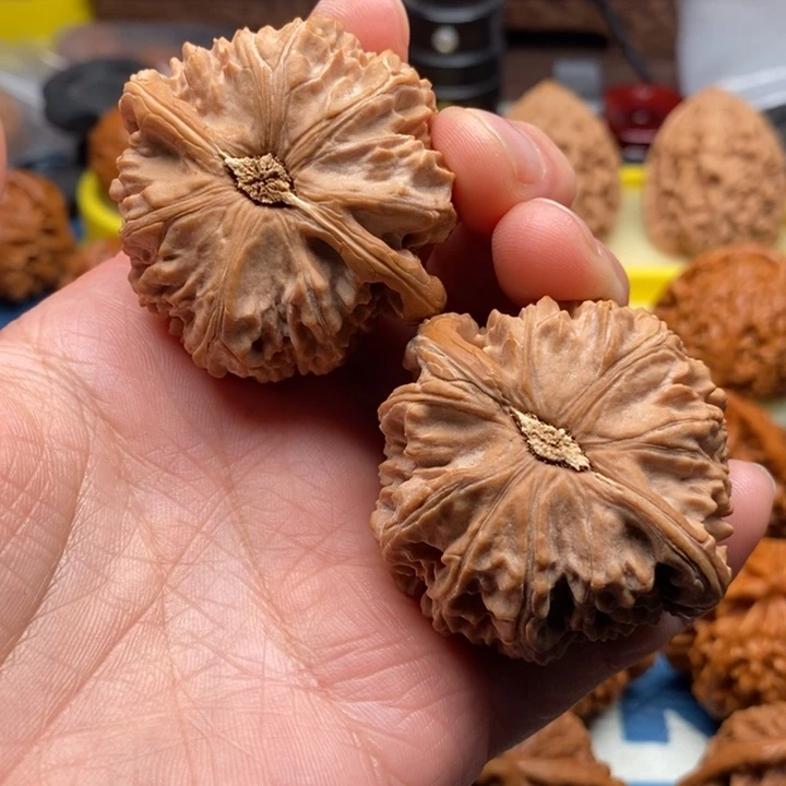 秦***王文玩核桃把件闷白