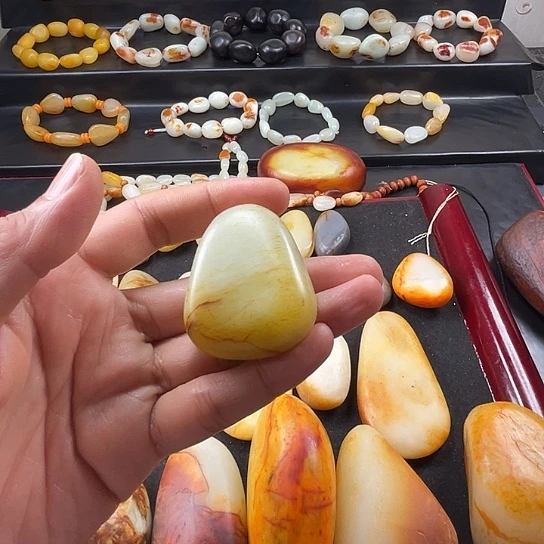 【****和田玉未镶嵌颈饰