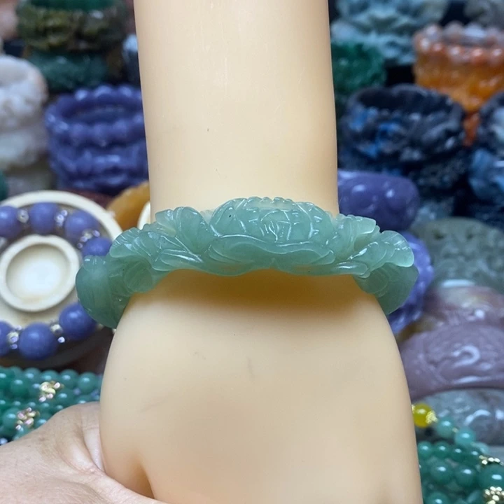 未镶嵌手镯石英质玉（佘太翠）