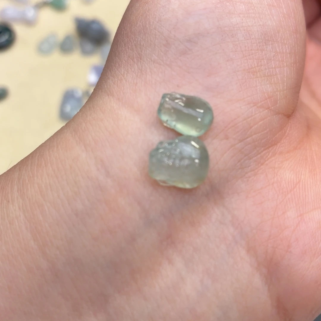 王****翡翠未镶嵌颈饰貔貅两只