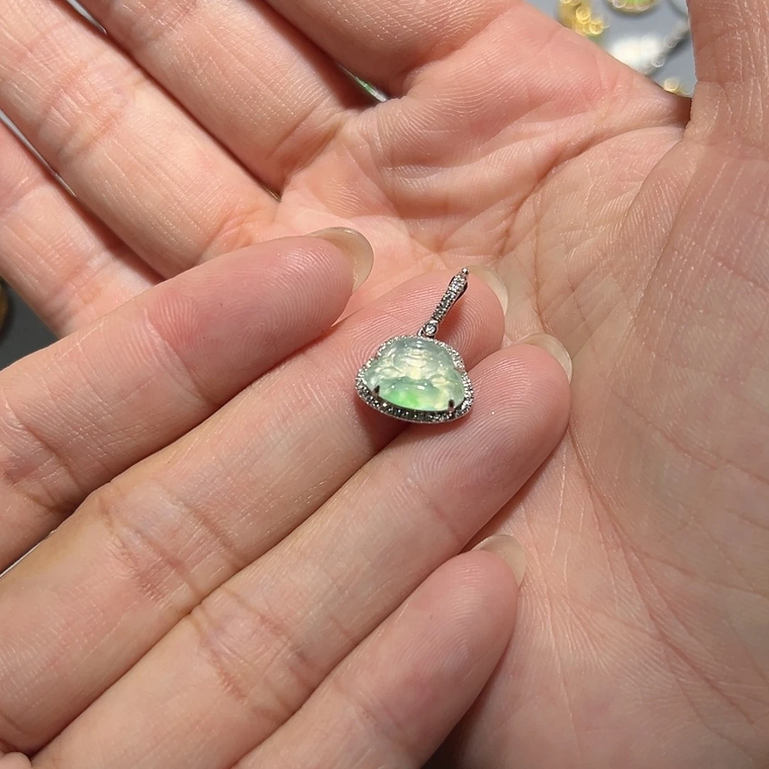 翡翠18K金镶嵌颈饰