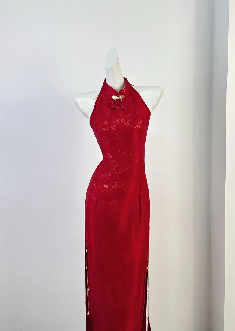 挂脖旗袍女新中式2025新款订婚礼服无袖新娘晨袍红色连衣裙夏季女