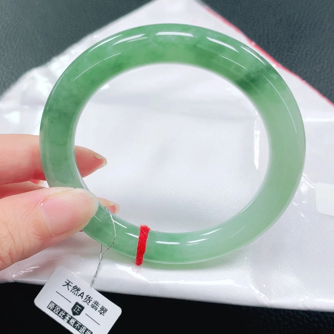 翡翠手镯未镶嵌56圈