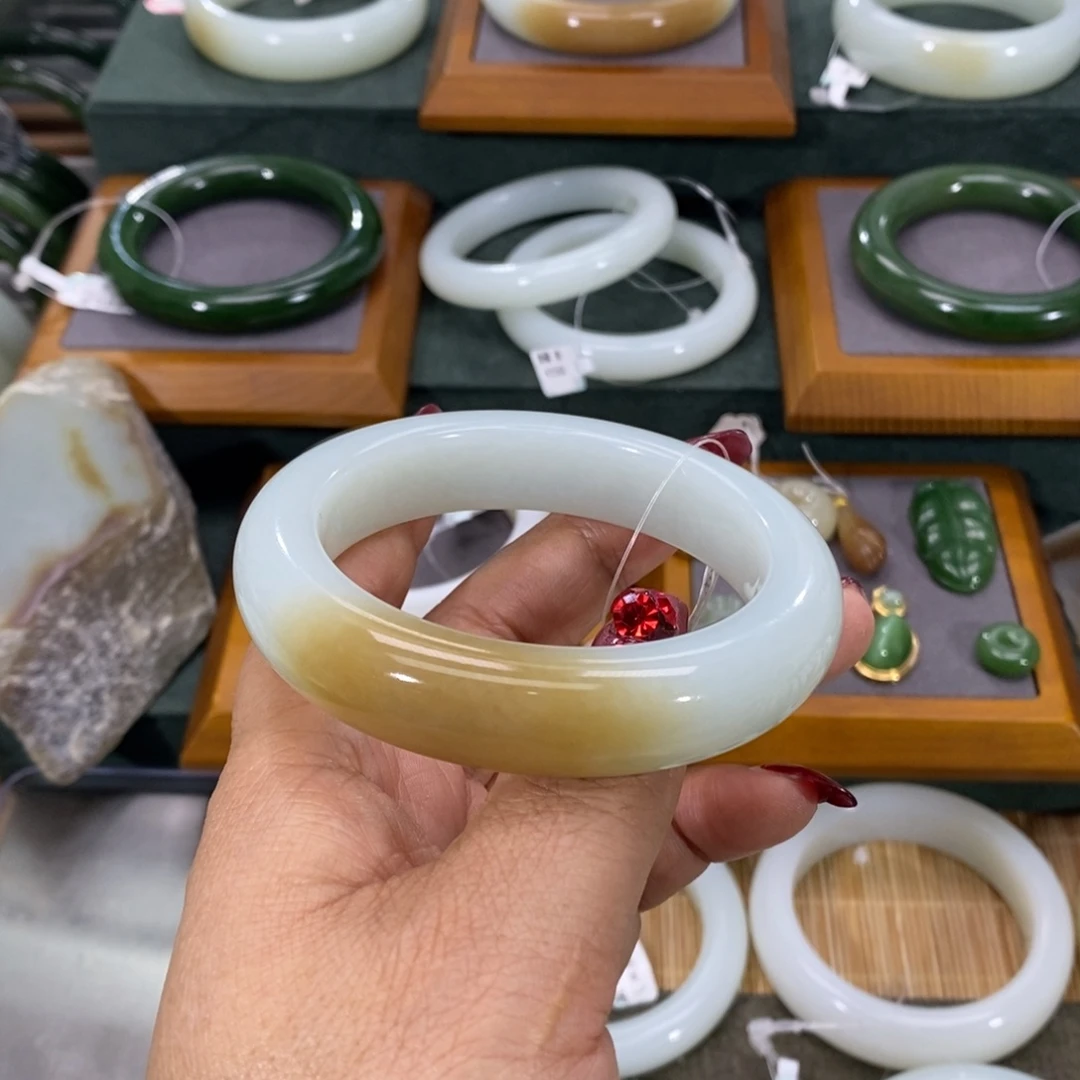 和田玉手镯未镶嵌