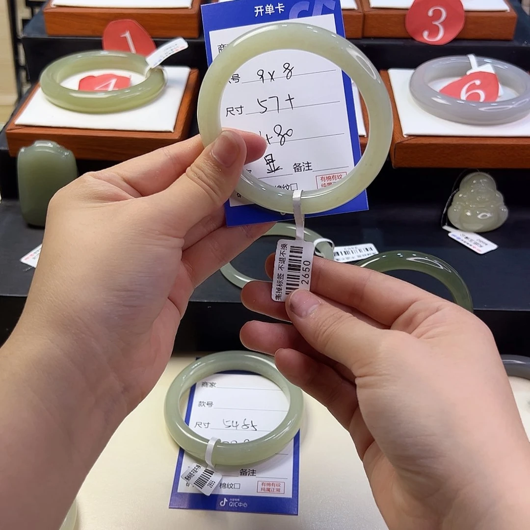 和田玉手镯未镶嵌显*