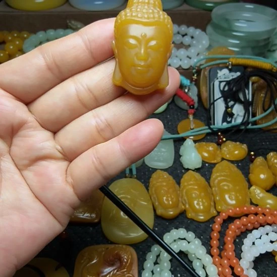 石英质玉（黄龙玉）未镶嵌颈饰