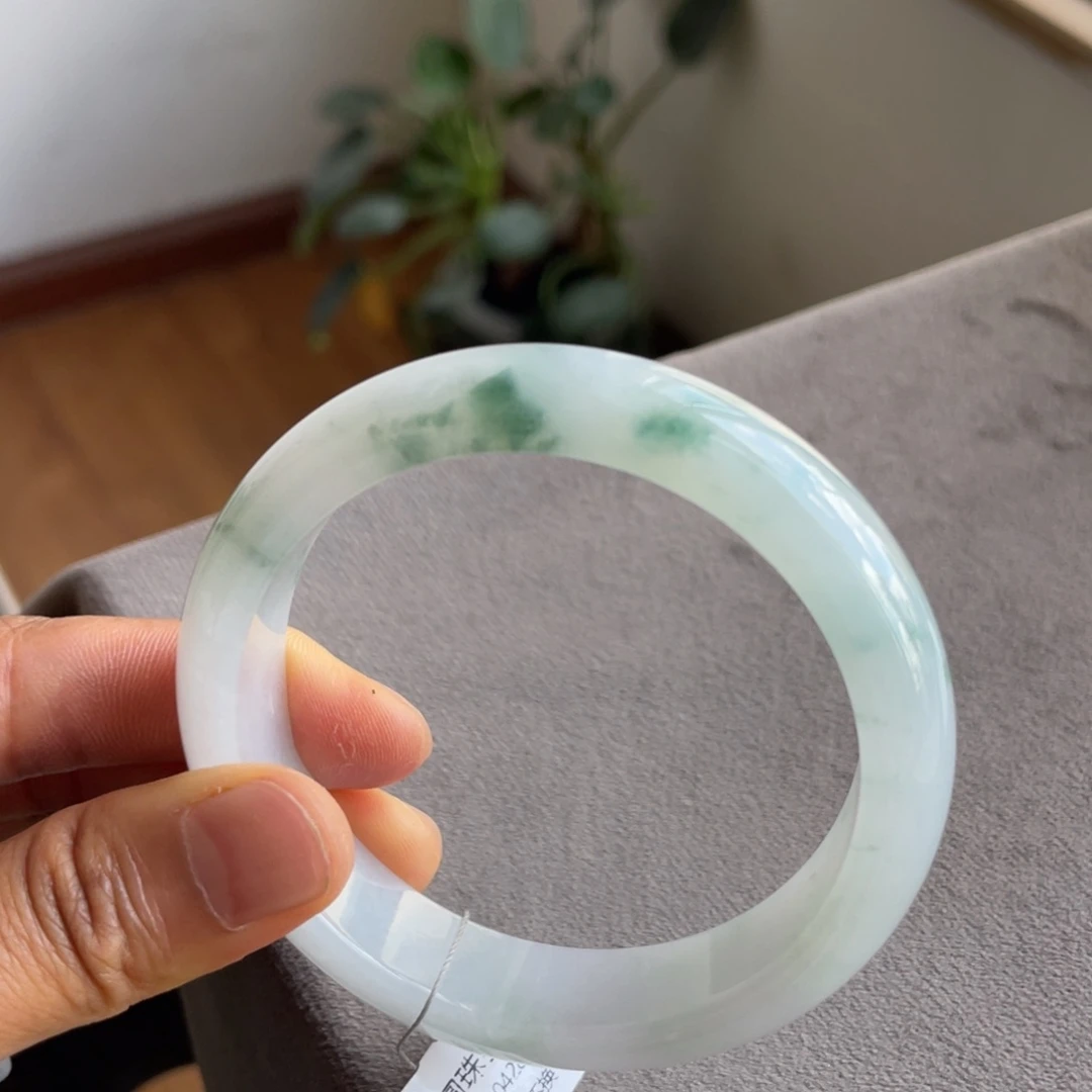 翡翠手镯未镶嵌白底飘花