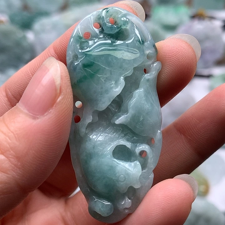 翡翠未镶嵌颈饰和和美美年年有余两面工艺福利