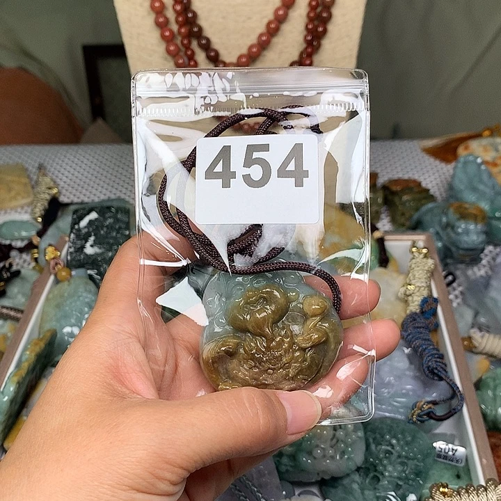 翡翠未镶嵌颈饰陈*翡翠