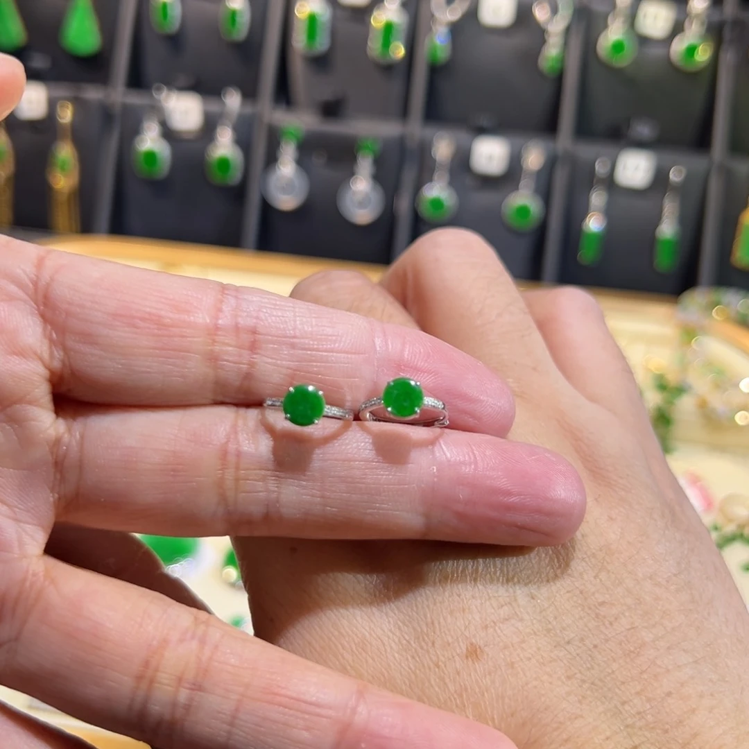 颈饰18K金镶嵌翡翠耳包