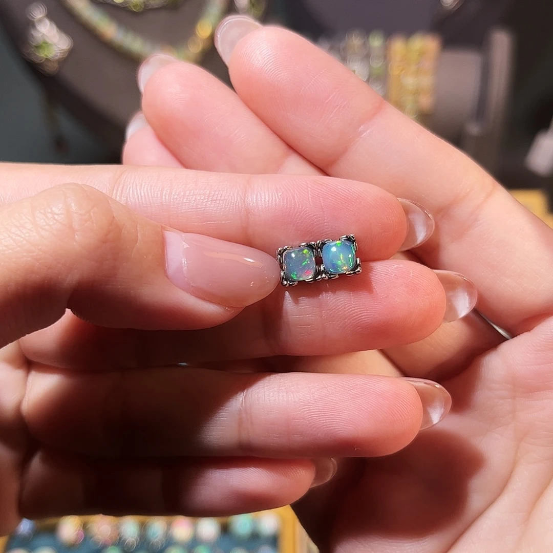 欧泊银S925镶嵌耳钉）