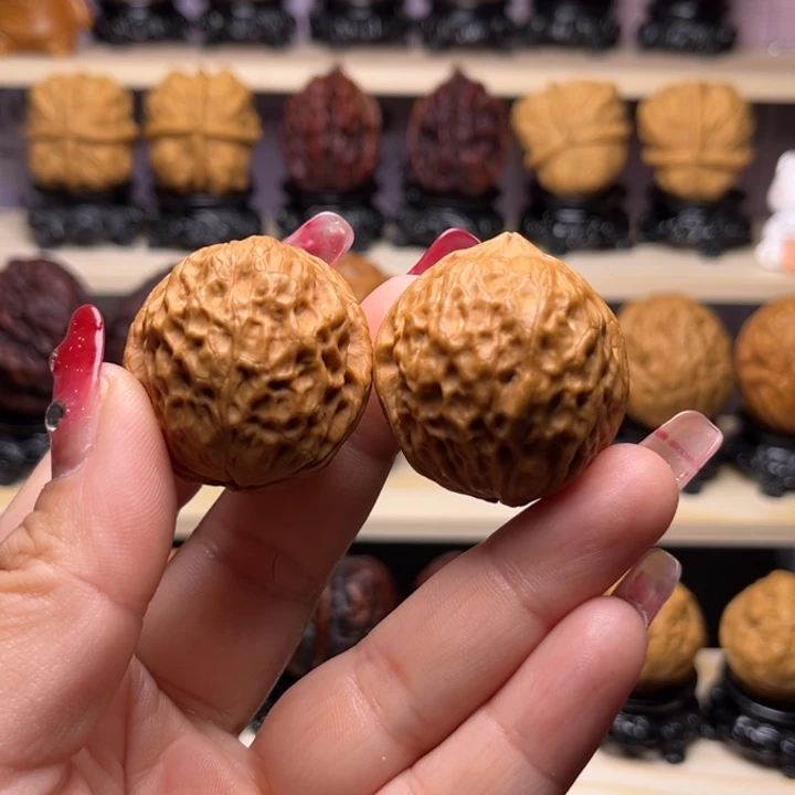 文玩核桃吊坠18w粗筋铁狮子