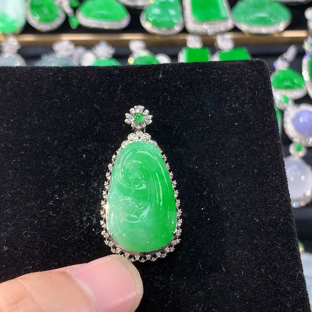 翡翠18K金镶嵌颈饰