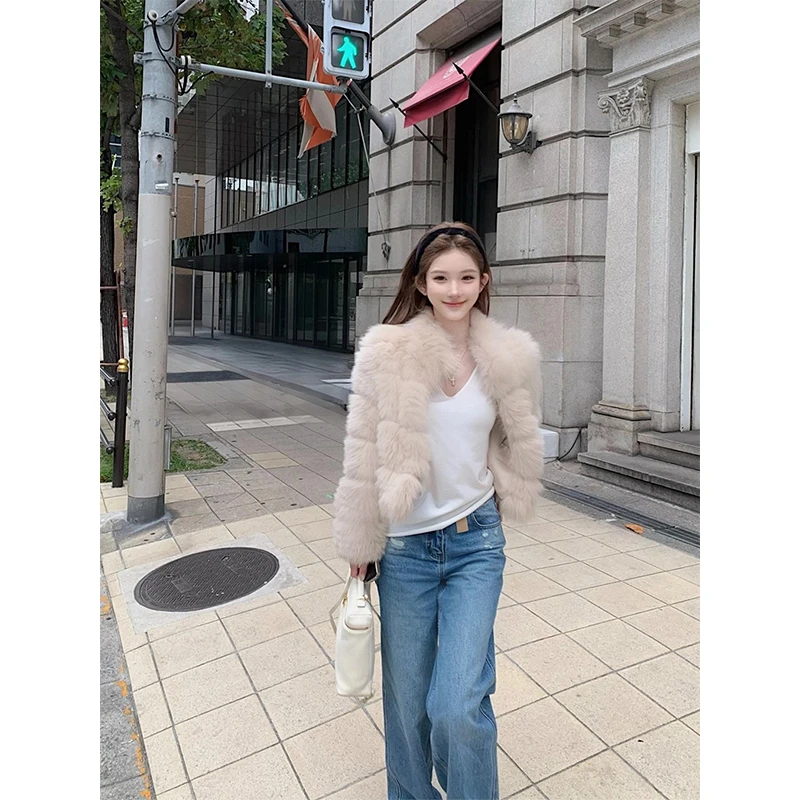 【京都琥珀】2025秋冬新款短款毛毛外套女配白色打底衫配牛仔长裤