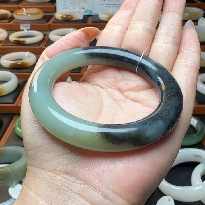 未镶嵌手镯和田玉  带皮青花