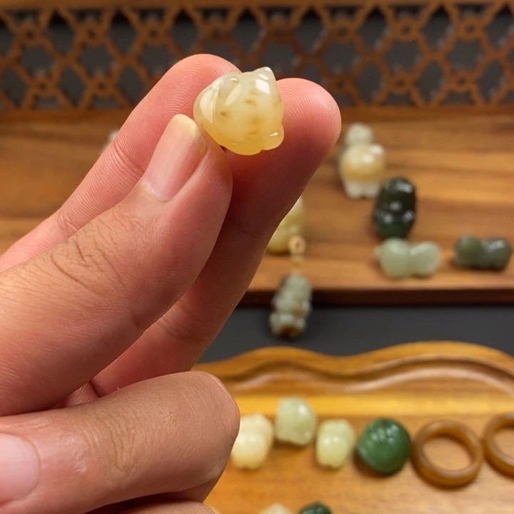 暖****和田玉未镶嵌颈饰