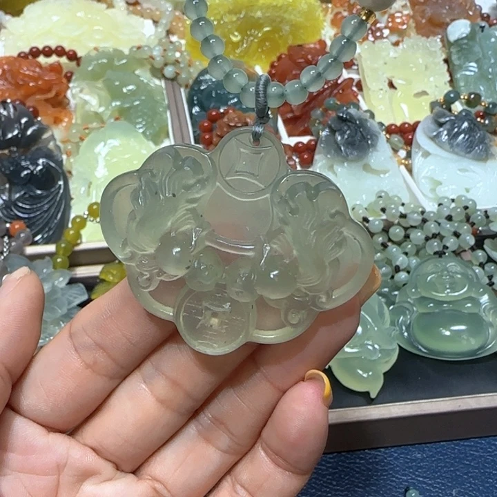 未镶嵌蛇纹石玉吊坠