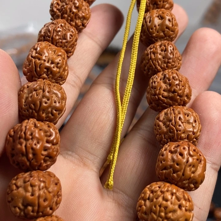 猴头核桃吊坠李*叔一个人坐