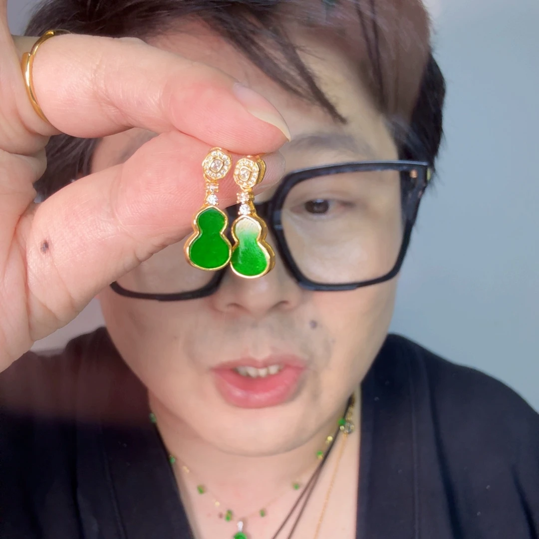 翡翠未镶嵌颈饰一对