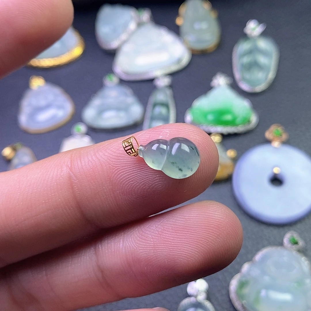 颈饰18K金镶嵌翡翠