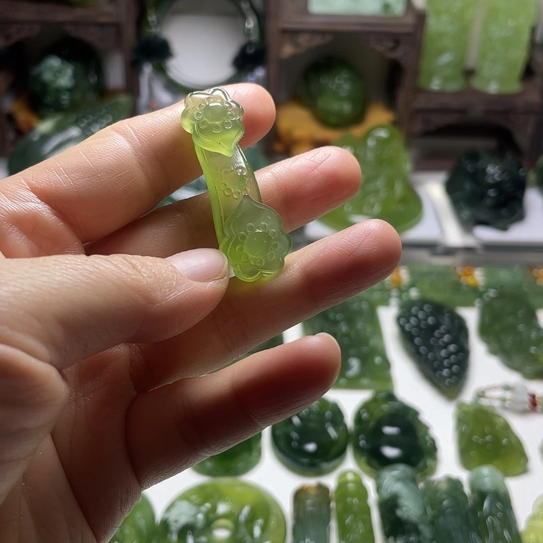 蛇纹石玉未镶嵌颈饰