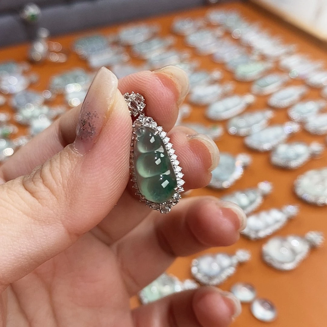 恩***子翡翠未镶嵌颈饰天然缅甸a货翡翠