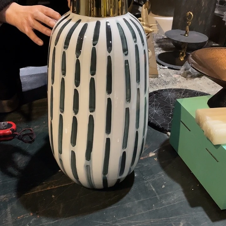 陶瓷花瓶，茶杯茶具。