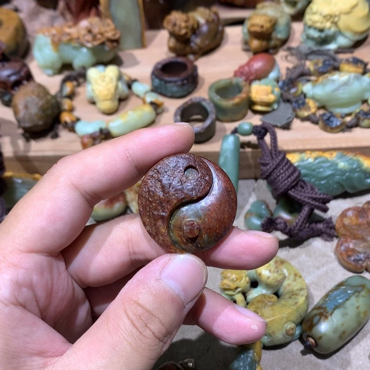 未镶嵌岫岩河磨玉（透闪石质玉）挂件