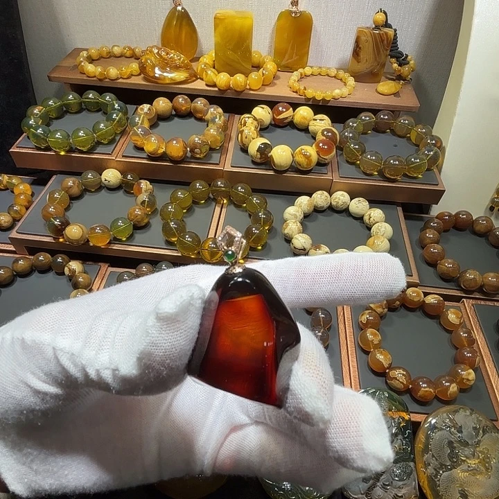 琥珀未镶嵌手链干放玻璃底酒红色金扣13克