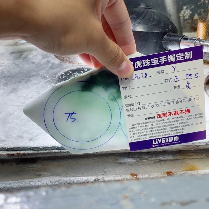 丫***梨定制翡翠未镶嵌手镯虎虎珠宝手镯定制