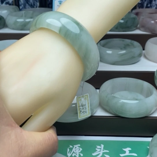 晚***霞石英质玉（金丝玉）未镶嵌手镯