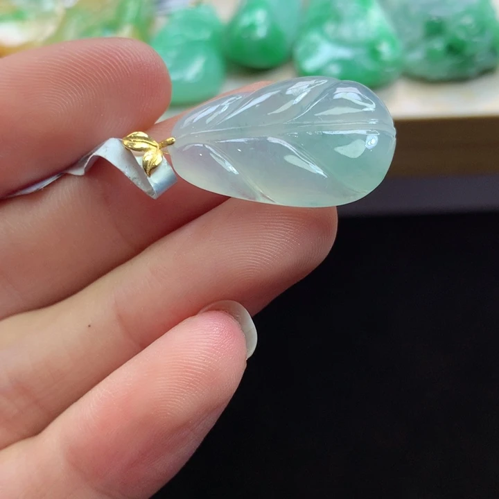 翡翠18K金镶嵌颈饰吊坠