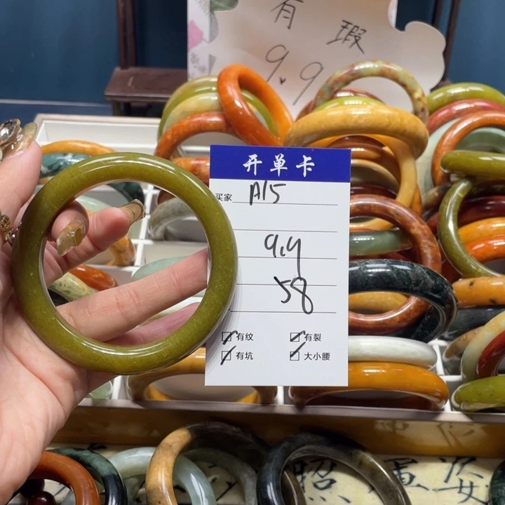 蛇纹石玉手镯未镶嵌美**哉